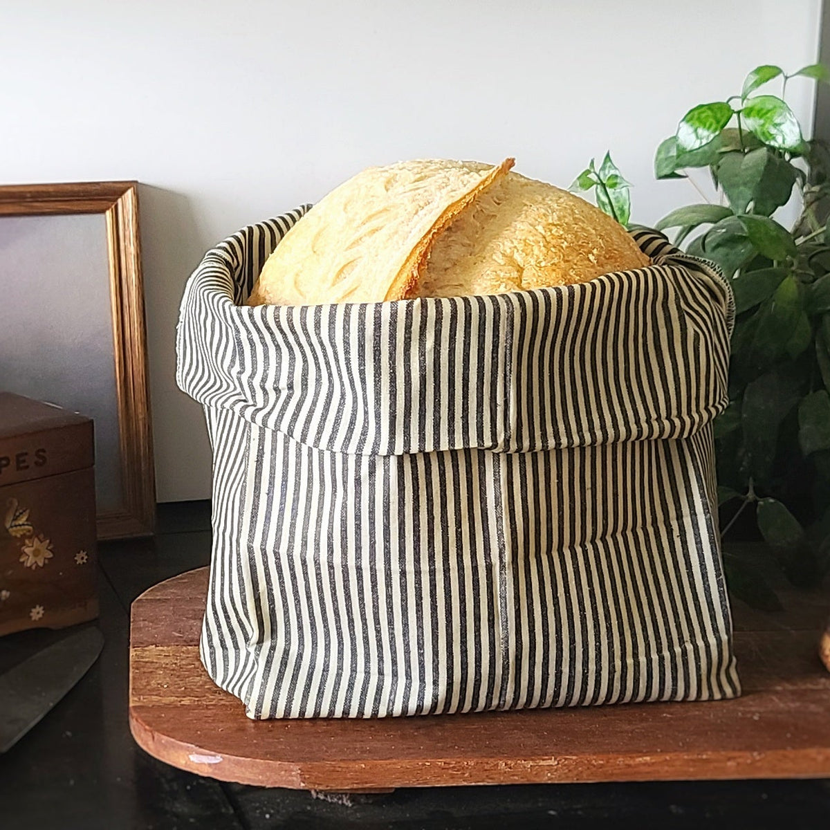 Striped linen bag with sourdough